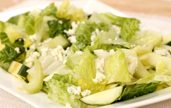 1. Этап. Салат с креветками: Соедините все нарезанные ингредиенты. Добавьте к ним голубой сыр.