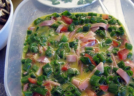 1. Этап. Яичница из страусиного яйца: Смешайте все ингредиенты со страусиным яйцом.