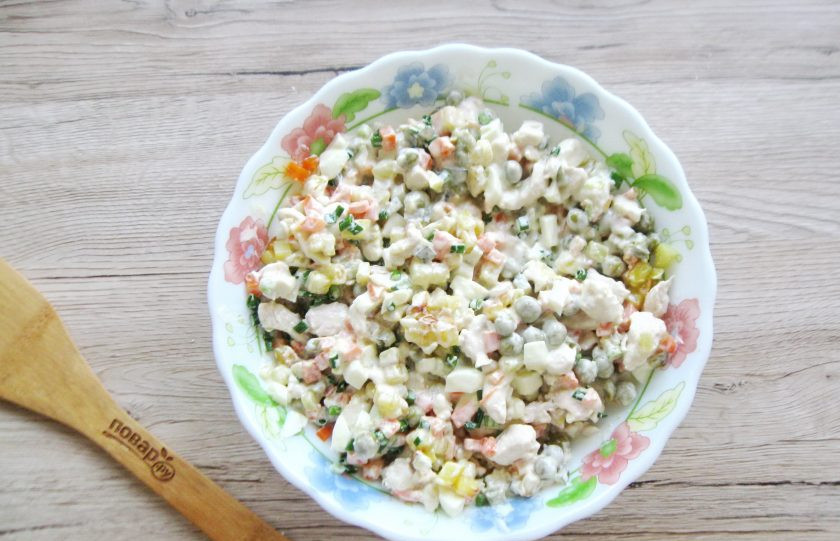 1. Этап. Жареный Оливье: Перемешайте все ингредиенты салата.