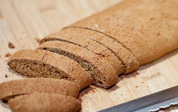 1. Этап. Медовые бискотти с лавандой: 4. Выпекать около 30 минут, до золотисто-коричневого цвета и появления трещин на поверхности. Убрать из духовки и дать остыть в течение 10 минут. Снизить температуру духовки до 160 градусов. Поместить оба хлеба на разделочную доску и нарезать на ломтики по диагонали около 1 см толщиной.