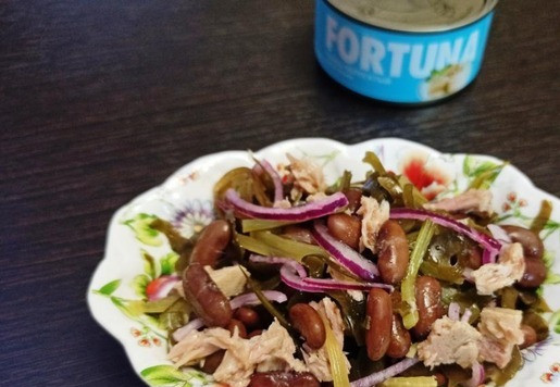 1. Этап. Салат из фасоли с тунцом: Салат посолить и поперчить по вкусу перемешать, добавить кусочки тунца и полить оливковым маслом. При подаче посыпать зернами граната.