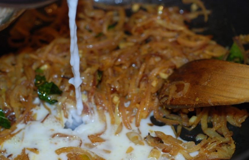 1. Этап. Морской окунь в сливочном соусе: 4. Добавьте помидорки черри, сливки. Доведите соус до кипения.