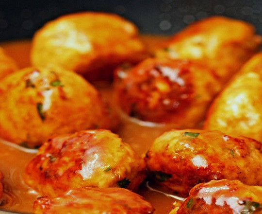 1. Этап. Тефтели с подливкой куриные: 4. Отдельно разогреть томатный соус (можно использовать домашний томат или разведенную в воде томатную пасту), посолить и поперчить по вкусу. Дополнить тефтели с подливкой куриные в домашних условиях можно 1-2 ложками сметаны, для более интересного вкуса соуса.