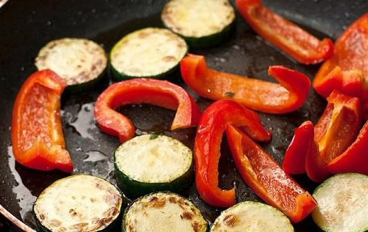 1. Этап. Салат из кабачков с кедровыми орешками: 1. Нарезать кабачки ломтиками, полукругом или четвертинками толщиной 0,5-0,7 см. Нарезать сладкий перец соломкой. Обжарить овощи в растительном масле в сковороде.