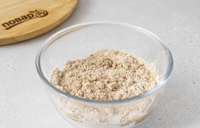 1. Этап. Хлебцы из полбы: Влейте получившуюся смесь в миску к сухим ингредиентам. Все хорошо перемешайте.