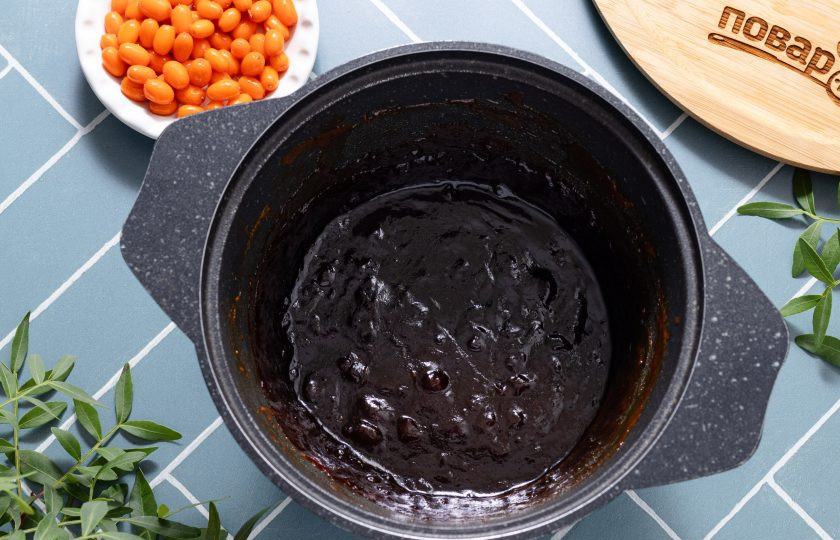 1. Этап. Повидло облепиховое: Доведите до кипения и варите на небольшом огне примерно 45 минут, пока повидло не загустеет. Периодически помешивайте. Готовое повидло переложите в чистую стерилизованную баночку.