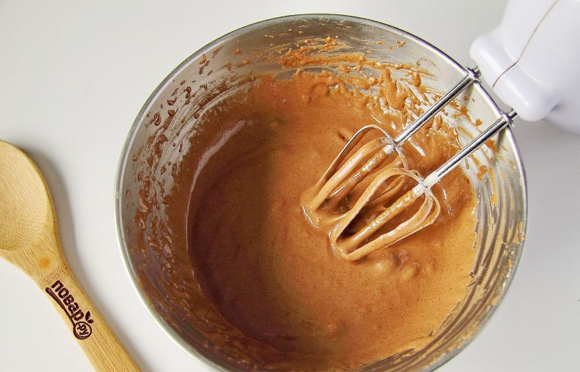 1. Этап. Кабачковый пирог в мультиварке: Добавьте муку, какао, соль, ванилин и разрыхлитель. Взбейте все еще раз.