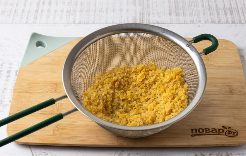 1. Этап. Булгур с овощами на плите: Булгур промойте до прозрачности, откиньте на сито, чтобы стекла вся жидкость.