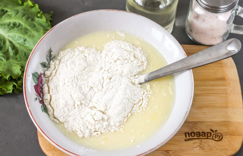 1. Этап. Блины с куриными желудками: Добавьте пшеничную муку и аккуратно вмешайте ее в яичную массу, чтобы не было комочков. Оставьте тесто в покое на 15 минут. Влейте в тесто растительное масло и перемешайте.