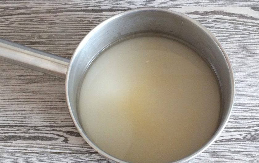 1. Этап. Тарталетки с орехами и карамелью: Приготовьте карамель. 300 грамм сахара залейте 160 мл. воды, добавьте столовую ложку свежевыжатого лимонного сока. Поставьте на огонь и на умеренном огне нагревайте до закипания. Помешивая, варите 25-35 минут, периодически помешивая.