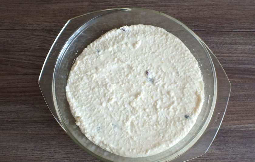 1. Этап. Творожная запеканка с кускусом: Форму для запекания смажьте сливочным маслом. Переложите творожную массу с кускусом. Поставьте выпекаться в разогретую до 180 градусов духовку на 30-35 минут. Учитывайте особенности своей духовки.