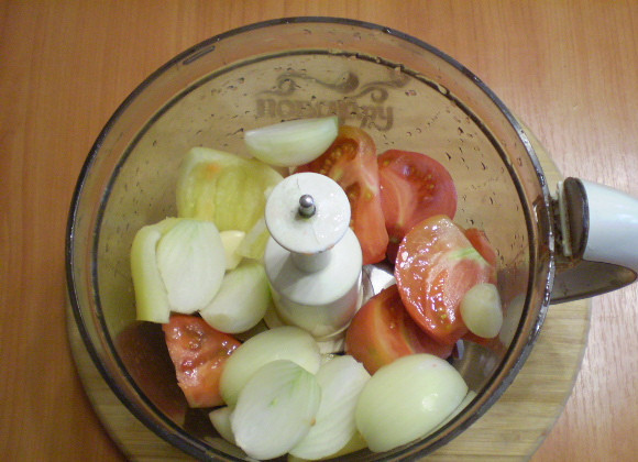 1. Этап. Кабачковая икра без обжарки: Измельчите остальные подготовленные овощи.