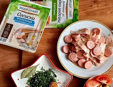 1. Этап. Солянка День 1 января: Готовим специи для солянки. Обязательно возьмите куркуму. Это продукт щелочной и для нас он очень полезен. Помидор разрежьте на 4 части. Укроп мелко порубите.