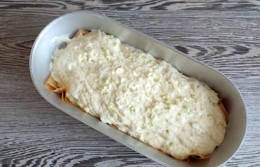 1. Этап. Хлеб с сельдереем: Возьмите форму для выпечки. Застелите её пекарской бумагой. Перелейте в неё тесто. Прикройте полотенцем и оставьте в тёплом месте, без сквозняков на 40 минут.