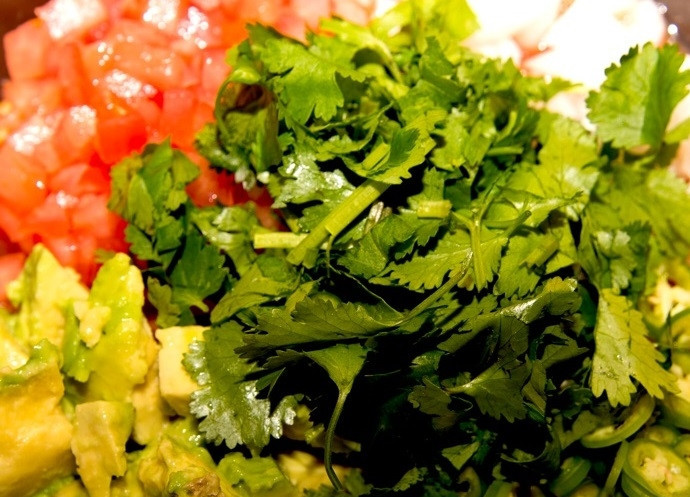 1. Этап. Закуска из креветок с овощами: 3. Нарежьте мелко помидоры, кинзу, лук, кружочками нарежьте острый перец и добавьте креветки.