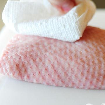 1. Этап. Утка карри по-тайски: Промойте грудки и оботрите насухо бумажными салфетками.