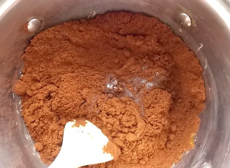 1. Этап. Кофейный экстракт (2 варианта): 1 способ. Снимите с огня, всыпьте молотый кофе и перемешайте.