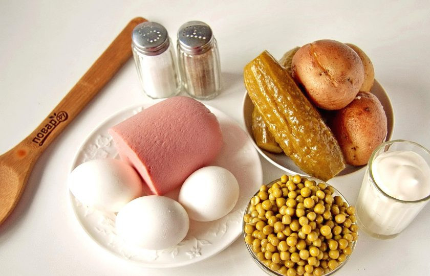 1. Этап. Оливье без моркови: Подготовьте все ингредиенты.