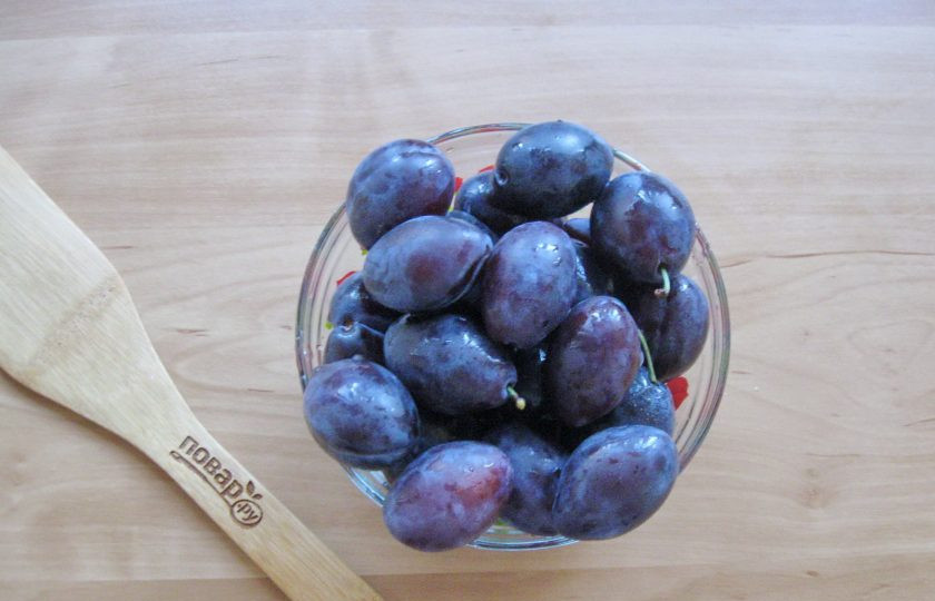 1. Этап. Густой сливовый джем: Сливу хорошо помойте. Удалите гнилые и поврежденные плоды.