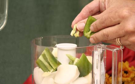 1. Этап. Свежий соус сальса: Для не слишком острой сальсы отчистите перец от семян, для средней и острой сальсы - оставьте. Теперь половину лука разрежьте на кусочки и положите их в кухонный комбайн или блендер. Затем добавьте 2 зубчика чеснока и 2 халапеньо.