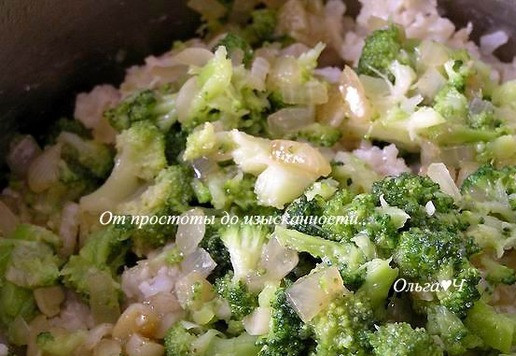 1. Этап. Рисовые котлеты с брокколи: Брокколи разомните вилкой, добавьте к рису.