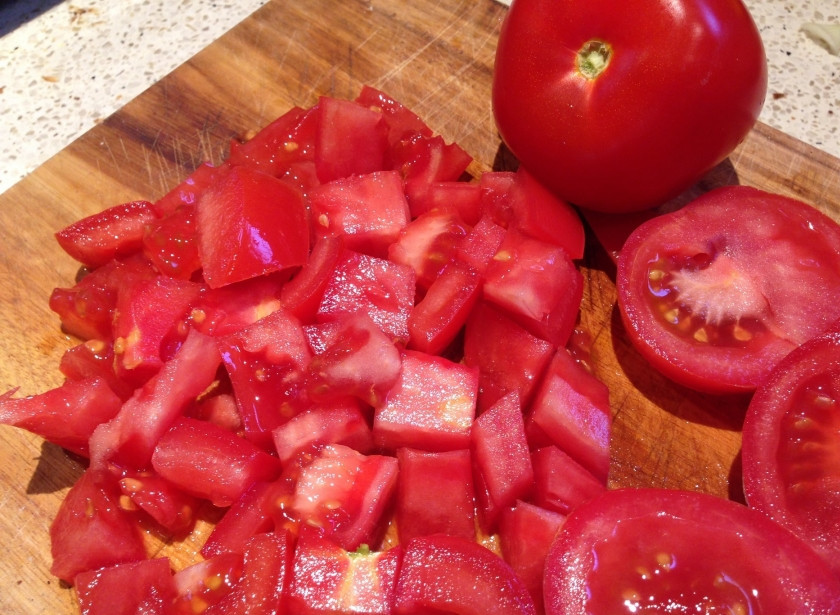 1. Этап. Томатная подлива: Для приготовления подливы вы можете использовать свежие томаты или консервированные. Свежие томаты лучше ошпарить кипятком, снять кожуру и порезать кубиками. Потом можете их в блендере измельчить в пюре.