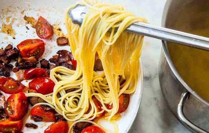 1. Этап. Спагетти с беконом, томатами и яйцом-пашот: 4. Верните сковороду с томатами на огонь, добавьте бекон и выложите щипцами спагетти. Добавьте измельченный на терке сыр, листья базилика, соль, перец, перемешайте. Если спагетти слишком сухие, влейте 1 стакан жидкости, в которой варили их.