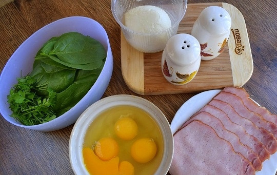 1. Этап. Горячие булочки с яйцом и сыром: Духовку включите на 180 °C. Подготовьте необходимые продукты. Шпинат промойте холодной водой, обсушите.