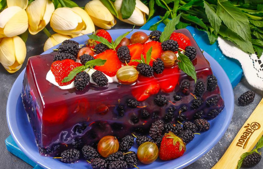 1. Этап. Ягодный террин: Украсьте десерт свежими ягодами и подайте к столу охлажденным.