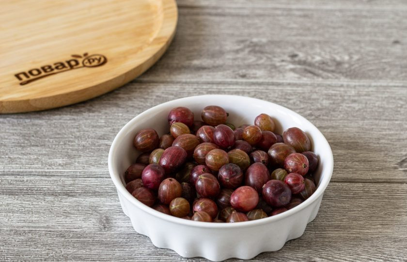 1. Этап. Джем из крыжовника: Крыжовник тщательно промойте, обсушите с помощью кухонного полотенца. Переберите и отрежьте хвостики.