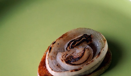 1. Этап. Бенедикт по-сибирски: На блюдо выложить картошку, на нее лук.