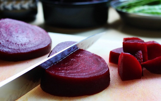 1. Этап. Простой салат из свеклы вареной: 1. Свеклу отварить до готовности в кастрюле или используя другой проверенный способ. Остудить и очистить.