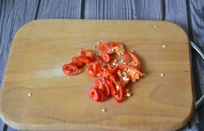 1. Этап. Куриный суп с тортильями: Измельчите острый перец.