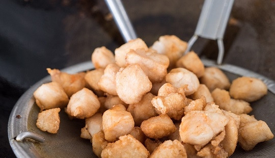 1. Этап. Курица с кешью по-тайски: 6. Минут 5 обжаривайте курочку, пока она не станет румяной. Снимите со сковороды и отложите.