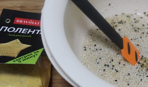 1. Этап. Хрустящие крекеры из поленты и кунжута: Влить бульон и убрать в холодильник на 2 часа. Через 2 часа влить уксус и перемешать.