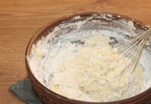 1. Этап. Закусочные пирожки с рубленной индейкой: 6. В жидкую смесь небольшими порциями добавляем муку и замешиваем тесто.