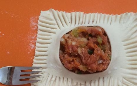 1. Этап. Слоеные пирожки с фаршем и овощами: Вилкой аккуратно защипываем края. Затем выкладываем гусарики на противень, смазываем каждый взбитым яйцом.