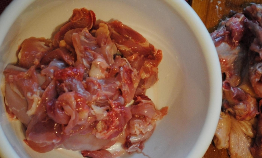 1. Этап. Сногсшибательный куриный рулет Мраморный: 1. Первым делом занимаюсь подготовкой мяса, поскольку у меня целая курица, то разделяю ее на части, затем отделяю мясо от костей и кожи.