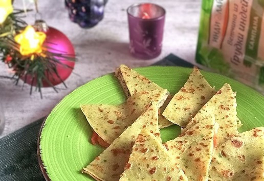 1. Этап. Шпинатные блинные треугольники с ветчиной: Теперь для подачи нужно разрезать на 