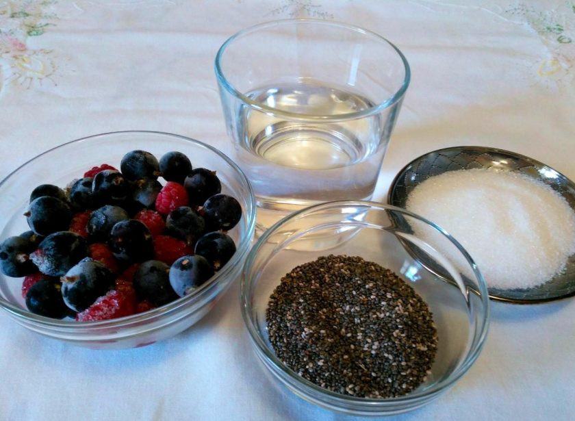 1. Этап. Ягодный пудинг с семенами чиа: Подготовьте необходимые ингредиенты. Для пудинга можно использовать любые ягоды без косточки как в замороженном, так и в свежем виде.