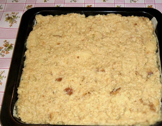 1. Этап. Запеканка из черствого хлеба: 6. Форму для выпечки смазываем маслом или застилаем пергаментом, выкладываем полученную массу. Ставим в духовой шкаф при температуре 180-190 градусов и выпекаем час.