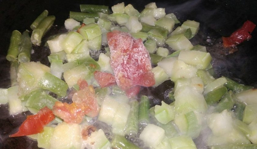 1. Этап. Жаркое с говядиной и овощами на растительном масле: 7. Помидоры можно обжарить вместе с кабачком и фасолью.