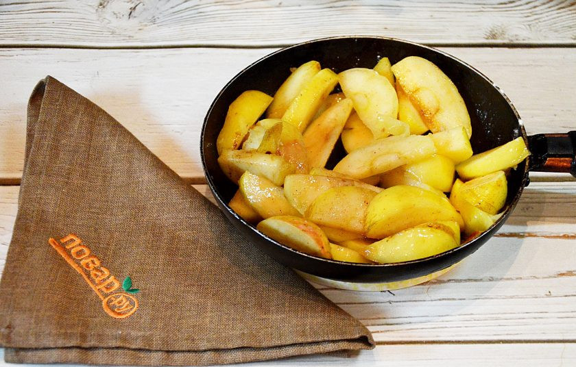 1. Этап. Яблочный пирог от Аллы Ковальчук: 6. Растопите в сковороде 50 грамм масла, положите яблоки, добавьте 50 грамм сахара и корицу. Обжаривайте до мягкости.