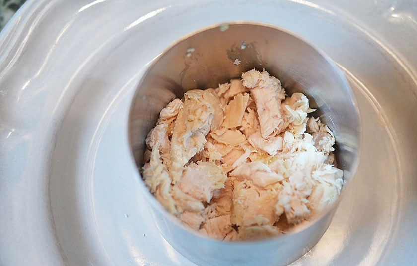 1. Этап. Праздничный салат Яркая фантазия: Выложите в сервировочное кольцо и смажьте майонезом.