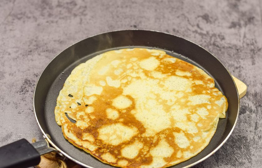 1. Этап. Блины на молочной сыворотке без дрожжей: Разогрейте блинную сковороду и жарьте блины с каждой стороны по 20-30 секунд.