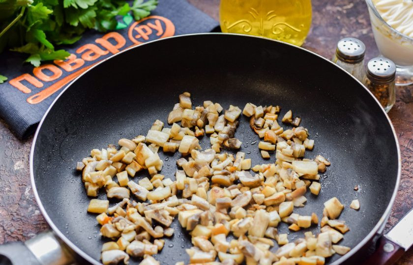 1. Этап. Салат Зимний с шампиньонами: Поджарьте грибы 3-4 минуты на среднем огне, помешивая.