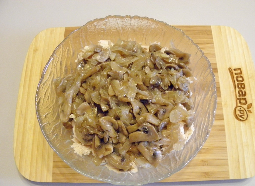 1. Этап. Салат Золотой петушок: К мясу добавьте жареный лук и грибы.