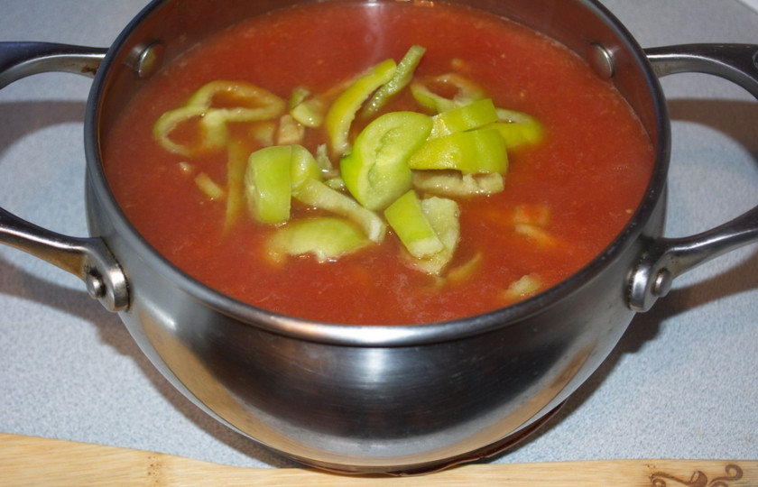 1. Этап. Соус к свинине: Добавьте крупно нарезанный лук, болгарский перец (без семян) и немного жгучего острого красного перца.