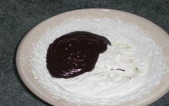 1. Этап. Шоколадный десерт Маркиза на 14 февраля: 2. Отдельно взбейте сливки и добавьте приготовленный шоколадный крем.