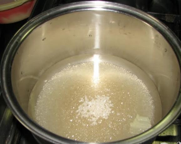 1. Этап. Алкогольный напиток с ежевикой: 1. Для сиропа вскипятите треть стакана воды с третью стакана сахара на медленном огне.